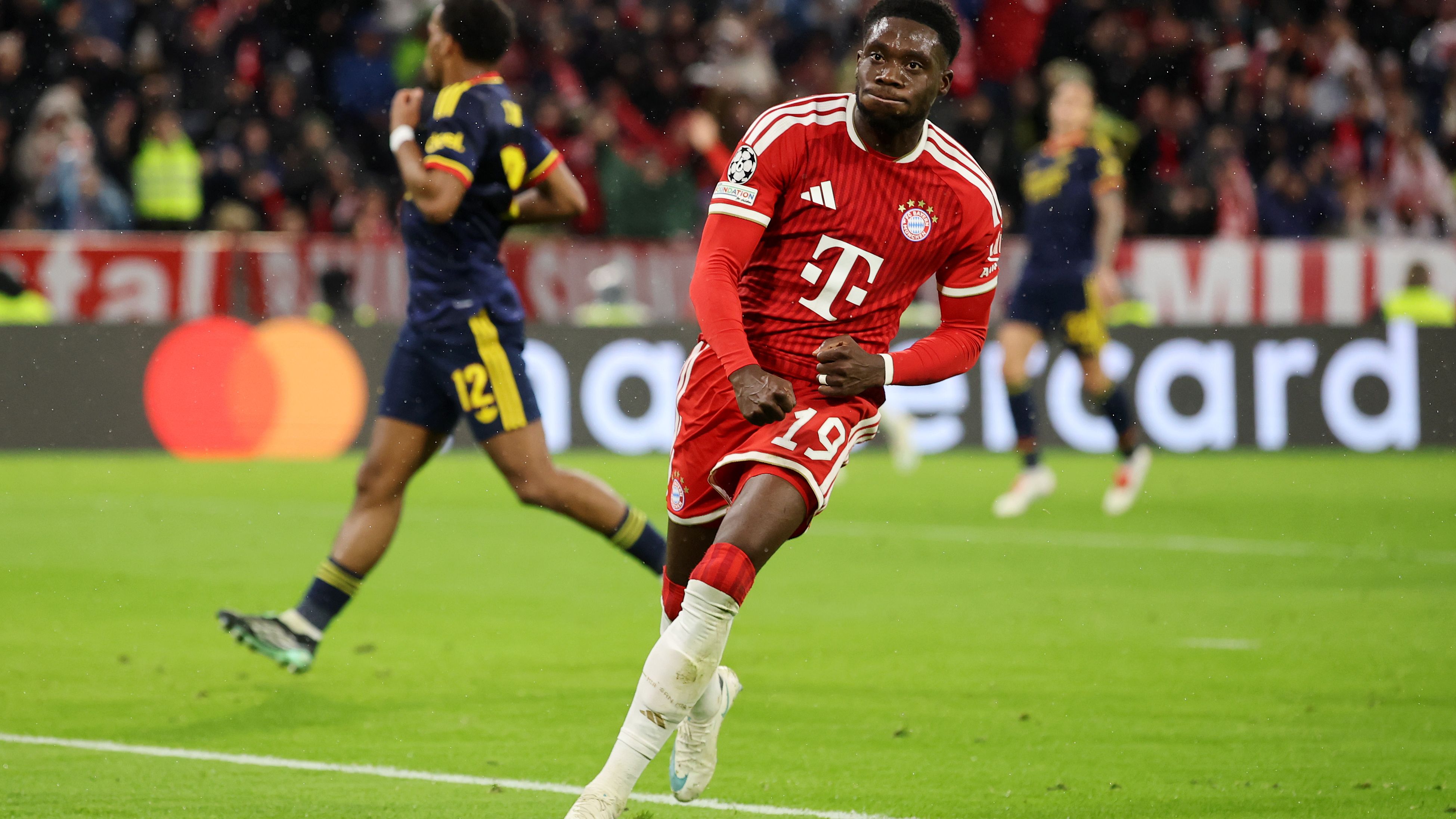 Davies Equalizes for Bayern from New Winger Role Against Arsenal
